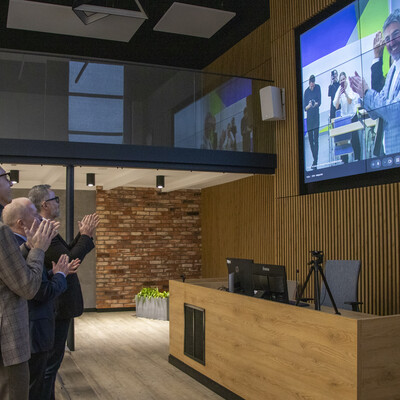 zdjęcie wykonane podczas odsłonięcia teleportera 