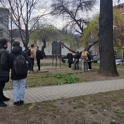 Studenci zajęci inwentaryzacją.