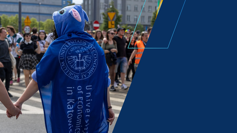 przebrana studentka podczas Korowodu, na plecach ma flagę UE Katowice