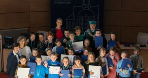 zdjęcie grupowe dzieci z prof. Gołuchowskim