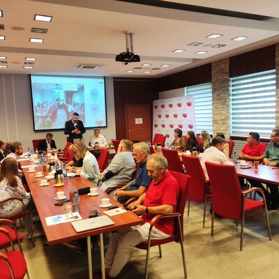 Zdjęcie prezentujące zebranych na sali uczestników spotkania.