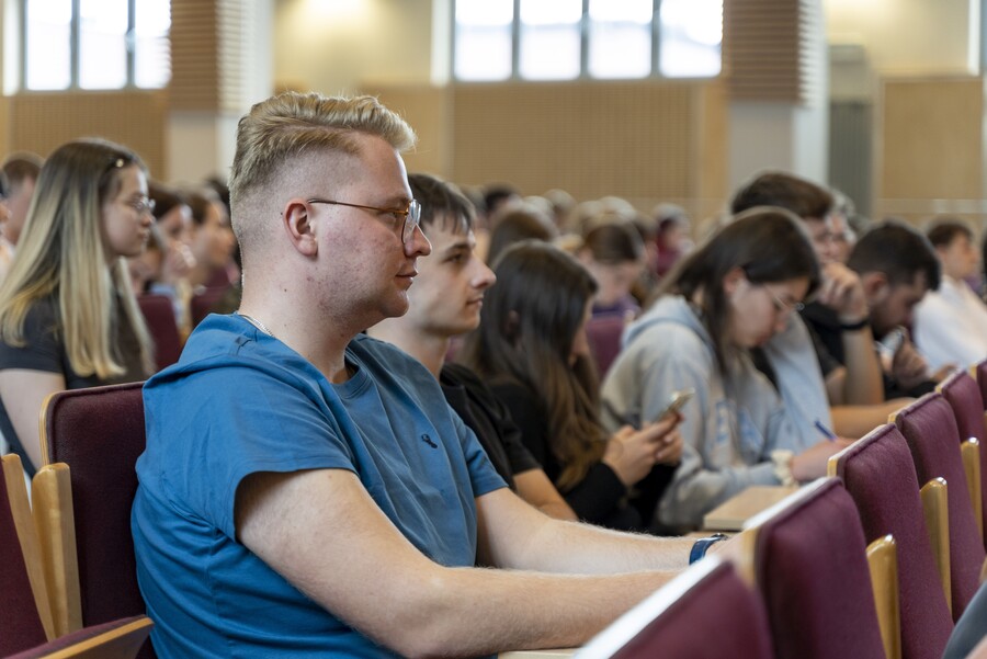 studenci słuchający wykladu 