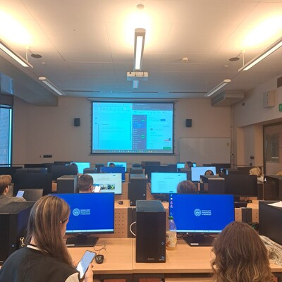 tudenci w Sali komputerowej pracujący przy aplikacji Singu