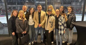 zdjęcie grupowe studentów z mgr Adrianem Pietrzykiem