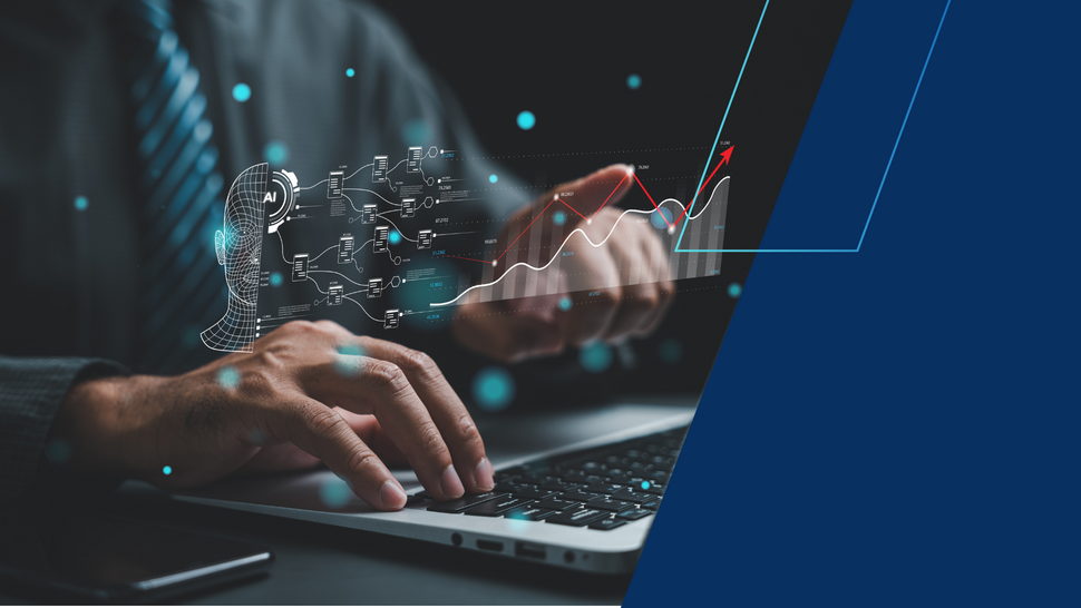 Osoba pracująca przy laptopie, na którym wyświetlają się wizualizacje sztucznej inteligencji i analizy danych, w tym schemat sieci neuronowej oraz wykres wzrostu; po prawej stronie graficzne, niebieskie elementy dekoracyjne.