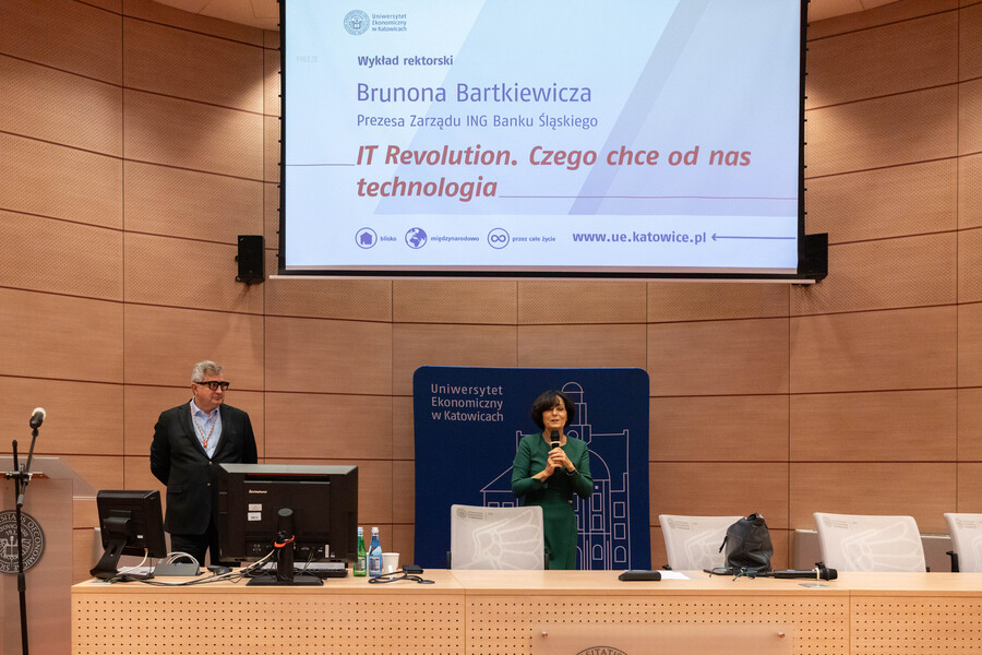 Prof. dr hab. inż. Janina Harasim wita uczestników wykładu rektorskiego, zapowiadając wystąpienie Brunona Bartkiewicza, Prezesa Zarządu ING Banku Śląskiego.