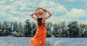 dziewczyna stojąca w polu kwiatów