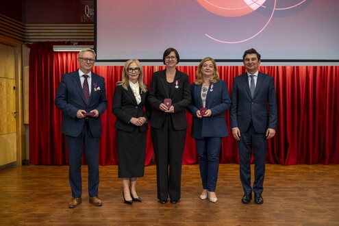 JM Rektor oraz Wojewoda Śląski oraz odznaczeni medalami