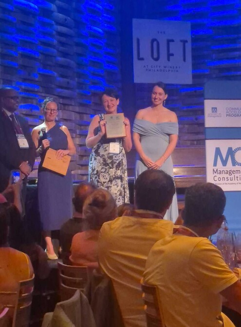 dr Alina Czapla odbierająca nagrodę