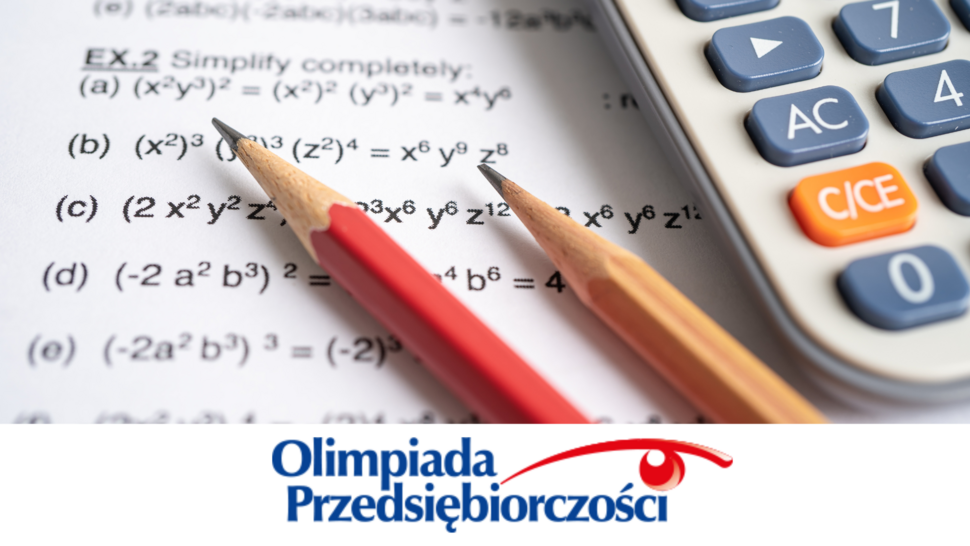kartka z zadaniami matematycznymi, po prawej stronie kawałek kalkulatora, na środku dwa ołówki, na dole w środkowej części logo Olimpiady Przedsiębiorczości