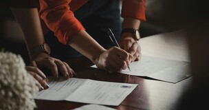 kobiece sylwetki podpisujące dokumenty