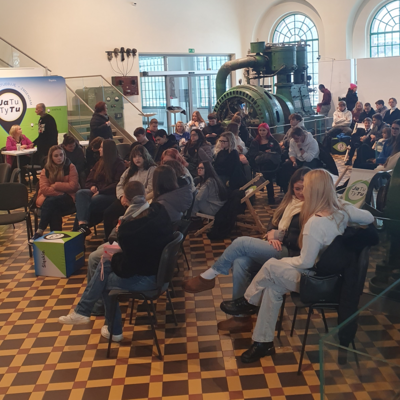 Uczniowie szkół wysłuchujący wykładu.