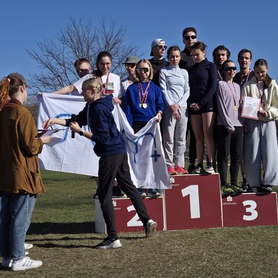 zdjęcie grupowe uczestników na podium