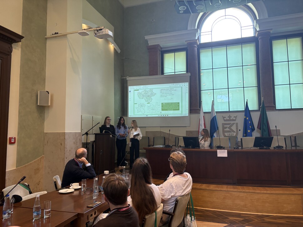 Studentki przemawiające przed gremium Unii