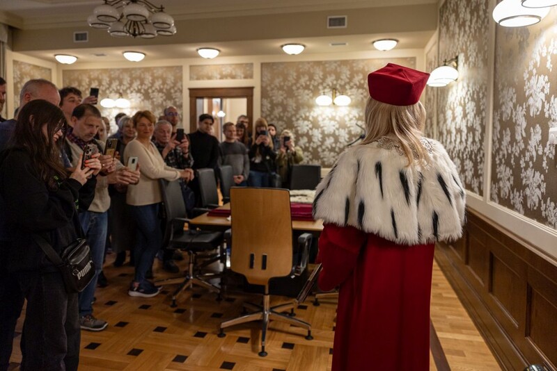 JM Rektor prof. Olszak w rektorskiej todze, stoi tyłem do kamery, a przodem do licznie zgromadzonych gości