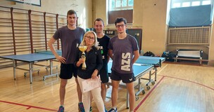 Zdjęcia przedstawiają uczestników i zwycięzców turnieju.