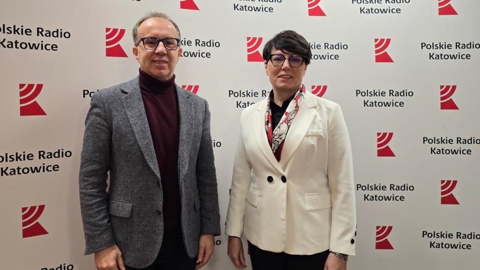 Adam Polko oraz Aneta Luboń-Stysiak na tle logo Radia Katowice.