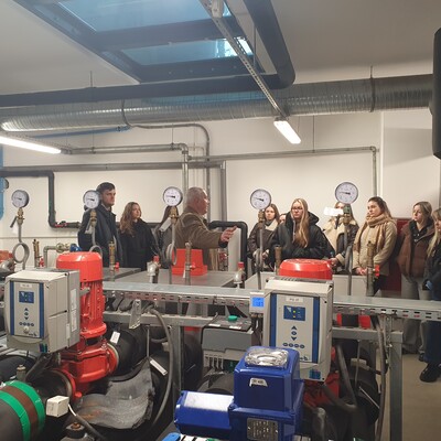 Studenci w trakcie oprowadzania po Euro-Centrum.