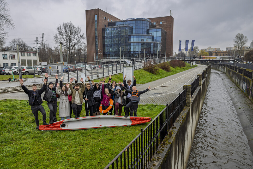 Studenci wraz z Prorektorem na tle CNTI z kajakiem