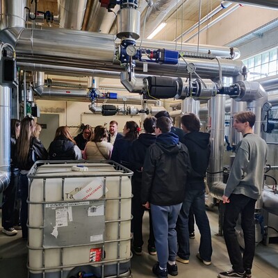 Studenci przy specjalistycznej aparaturze