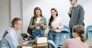 Obrazek przedstawia studentów
