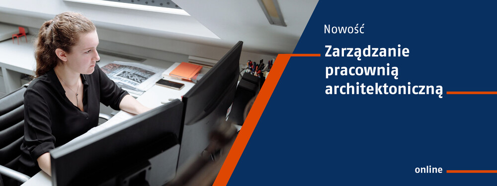 Zbliżenie na projektantkę siedzącą przy stanowisko pracy i projektującą na komputerze stacjonarnym z dwoma ekranami
