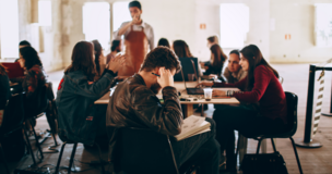 grupa osób wspólnie uczących się