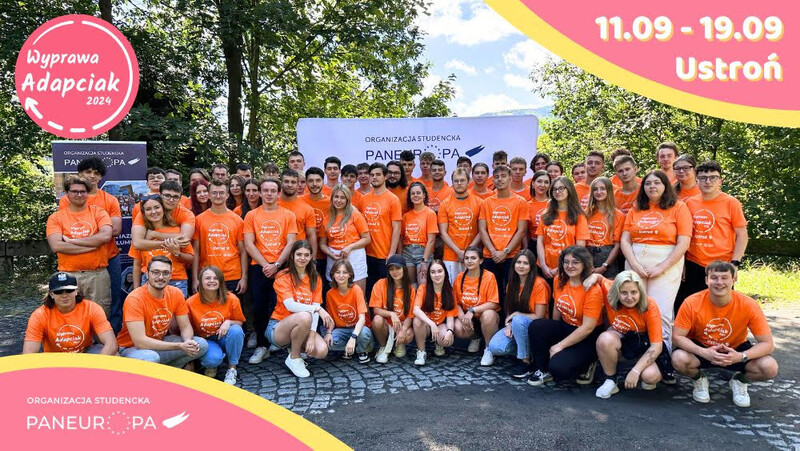 Zdjęcie grupowe uczestników Adapciaka na tle drzew.