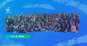 grupa studentów pozująca do zdjęcia