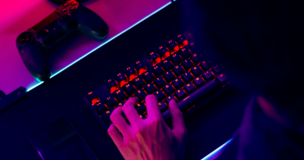 klawiatura oraz pad, męskie dłonie na klawiaturze