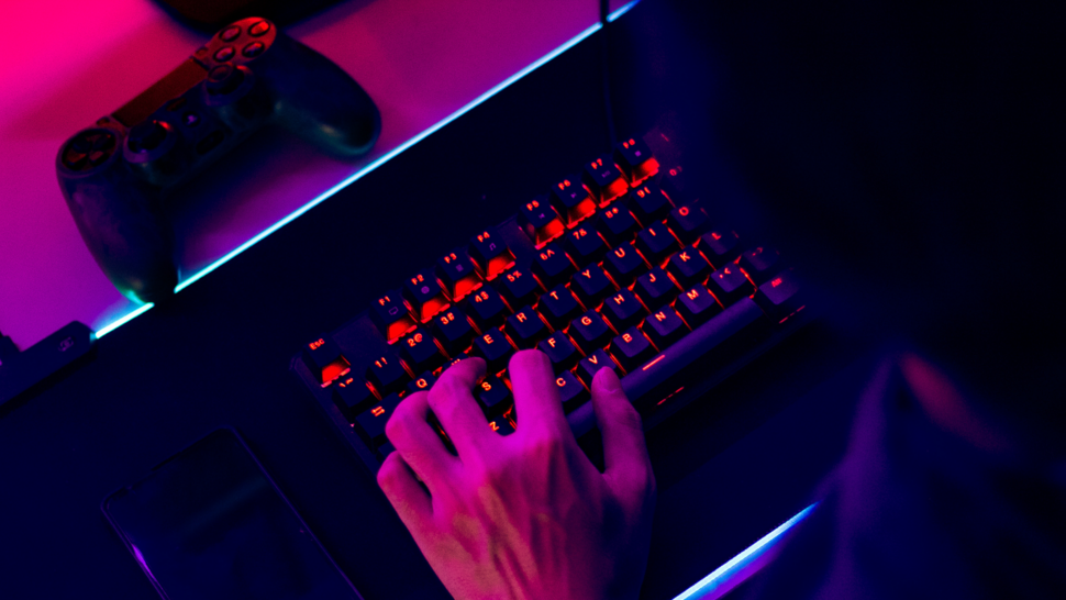 klawiatura oraz pad, męskie dłonie na klawiaturze