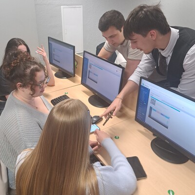 Studenci w Sali komputerowej pracujący przy aplikacji Singu