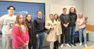 zdjęcie grupowe studentów z wykładowcą