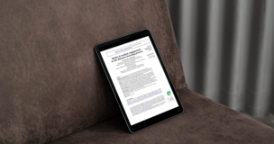tablet wyświetlający pierwszą stronę artykułu