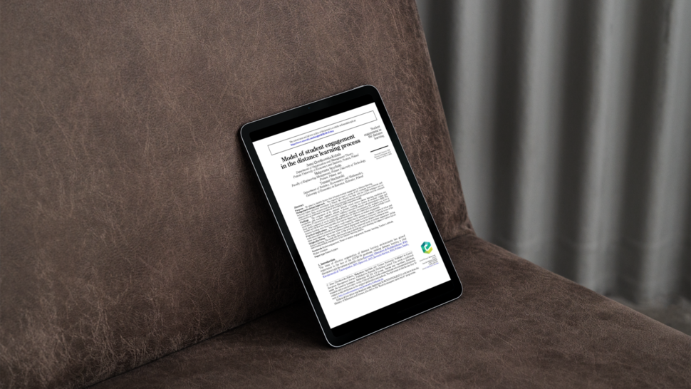 tablet wyświetlający pierwszą stronę artykułu