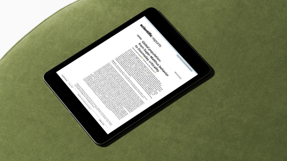 tablet wyświetlający artykuł