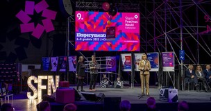 JM Rektor prof. Olszak na scenie głównej podczas otwarcia