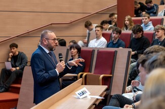 Prorektor mówiący do uczestników