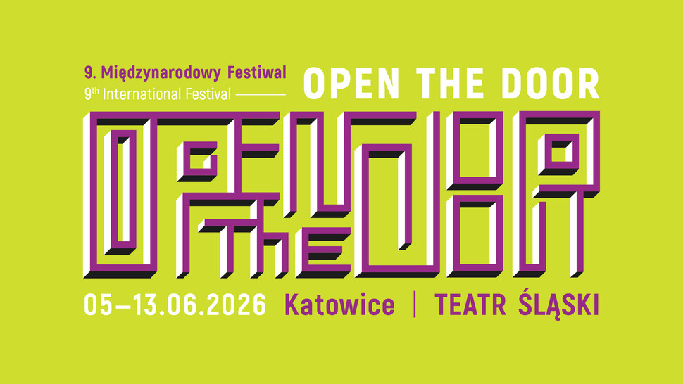 Na zielonym tle stylizowany biało-bordowy napis Open the Door