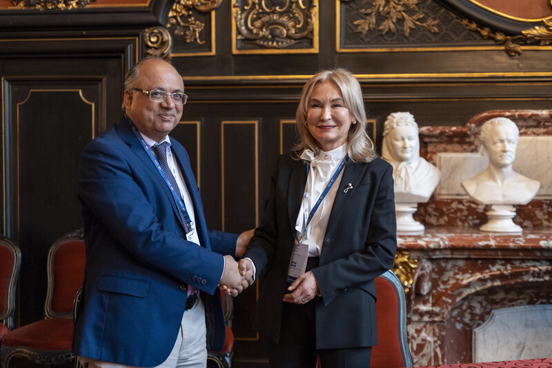 JM Rektor prof. dr hab. inż. Celina M. Olszak podaje rękę panu Kamalowi Puri