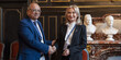 JM Rektor prof. dr hab. inż. Celina M. Olszak podaje rękę panu Kamalowi Puri