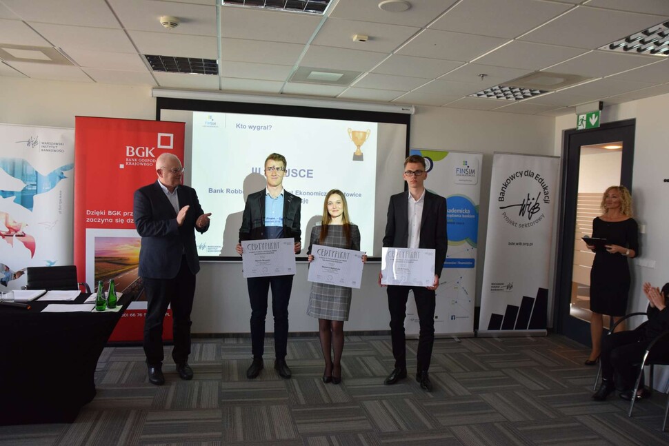 Studenci na konkursie FINSIM