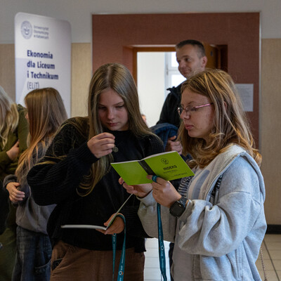 Zdjęcia przedstawiają inaugurację XXXV edycji Ekonomicznego Uniwersytetu Dziecięcego w Katowicach, w której uczestniczyło prawie 150 młodych studentów. Fotografie dokumentują uroczyste rozpoczęcie programu oraz pierwsze zajęcia ekonomiczne dla dzieci. 