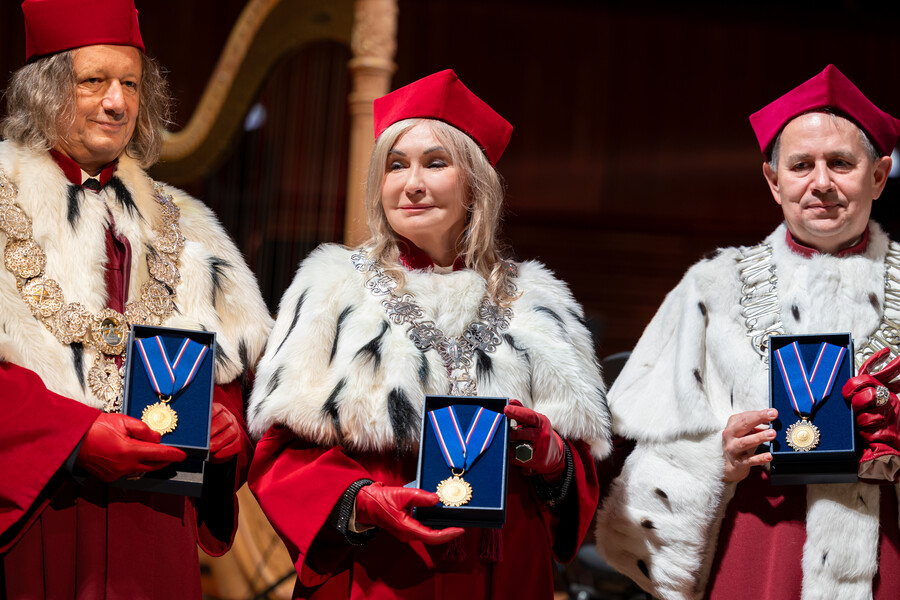 JM Rektor trzymająca otrzymany medal