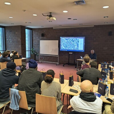 Uczestnicy słuchający wykładu.