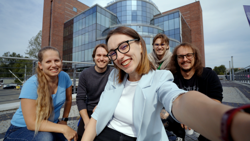 kadr z filmu, grupa młodych, uśmiechniętych młodych ludzi, którzy robią "slefie"
