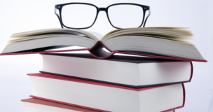stos książek, na których leżą okulary