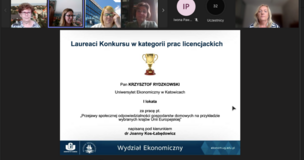 zrzut ekranu z konferencji, imię i nazwisko absolwenta uczelni oraz informacja o jego narodzie