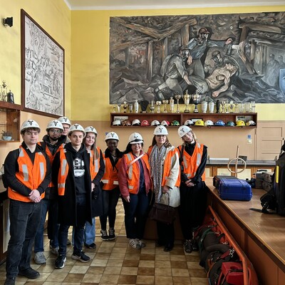 Zdjęcie grupy studentów podczas wizyty studyjnej 