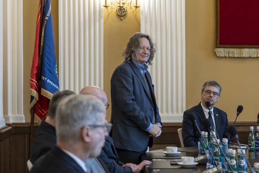 zdjęcie wykonane podczas spotkania, przedstawia jego uczestników